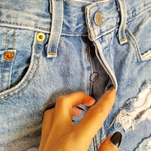 Levi's x Aritzia 501 distressed denim button fly shorts sz 26 - Picture 7 of 10